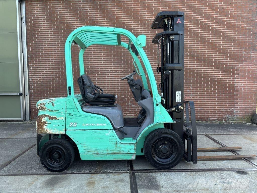 Mitsubishi FD25N Diesel Trucker