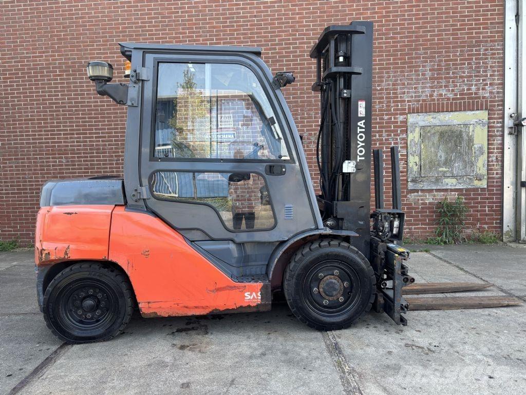 Toyota 40- 8FD40N Diesel Trucker
