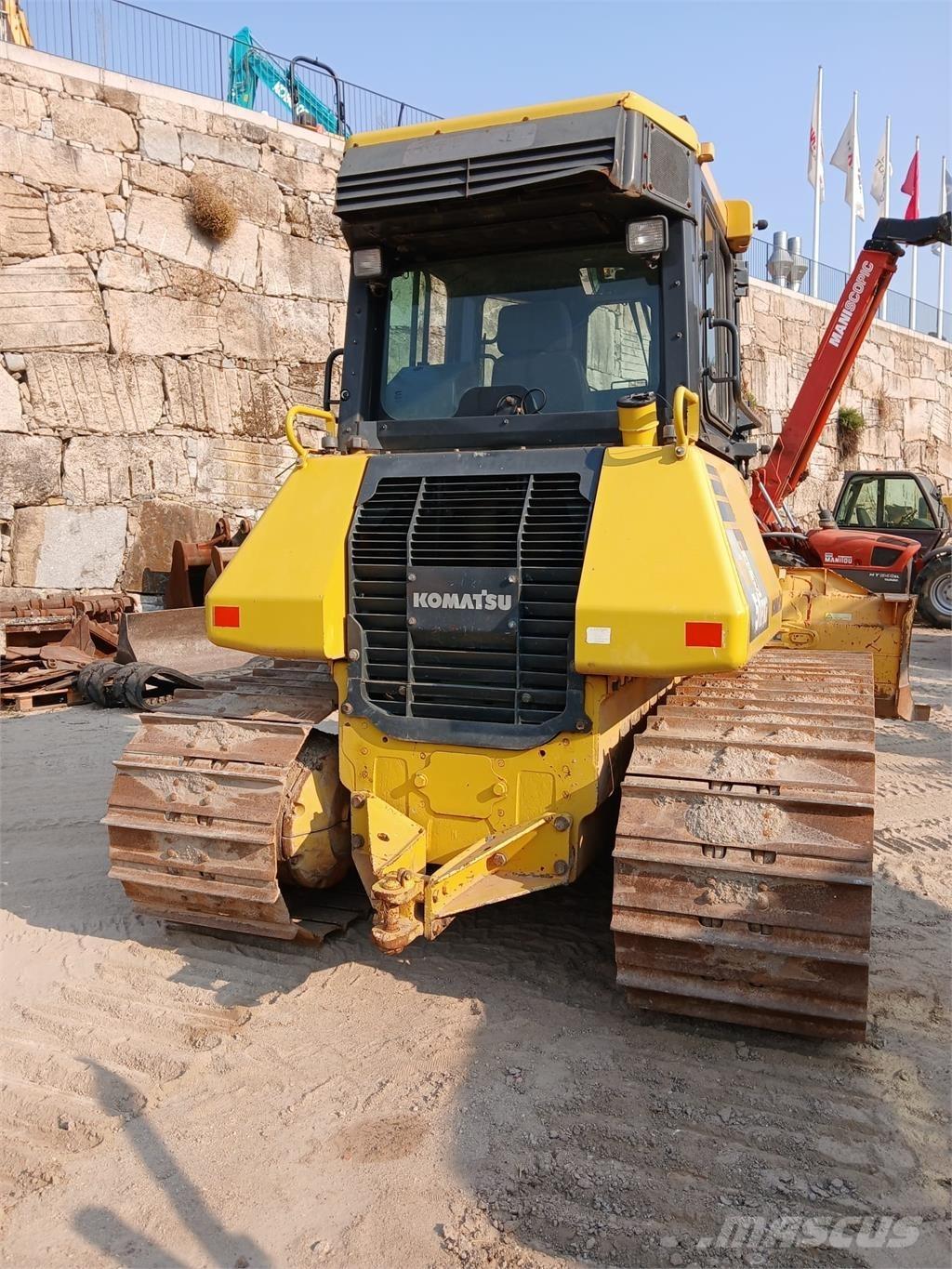 Komatsu D51PXI-22 Rørutleggere