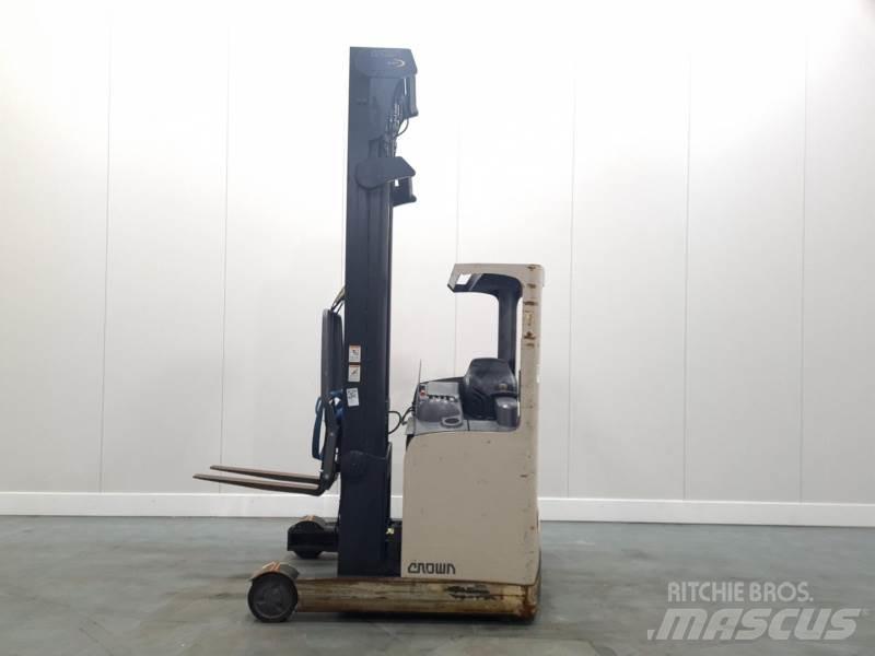 Crown ESR4500 Skyvemasttruck