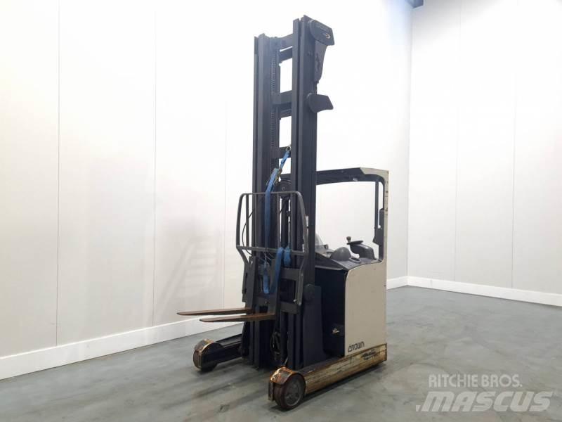 Crown ESR4500 Skyvemasttruck