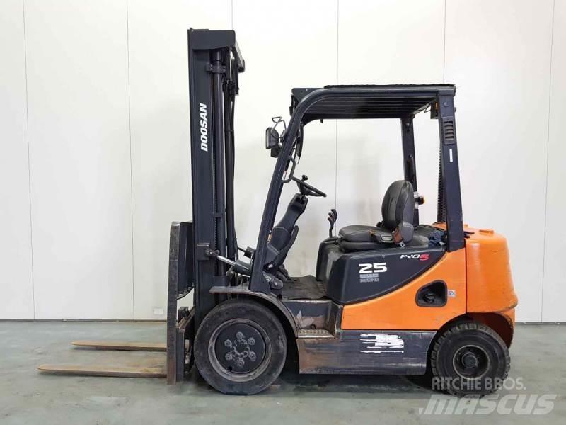 Doosan D25S-5 Diesel Trucker