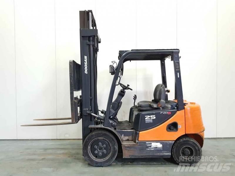 Doosan D25S-5 Diesel Trucker