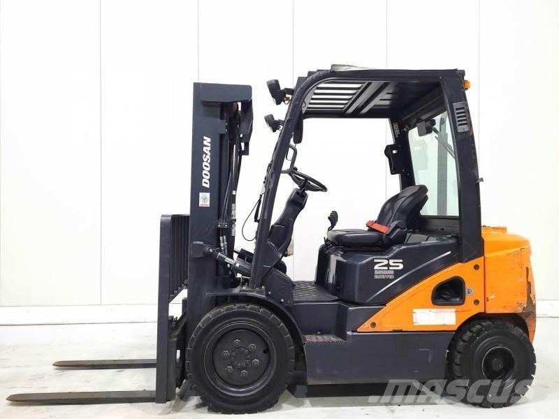 Doosan D25S-7 Diesel Trucker