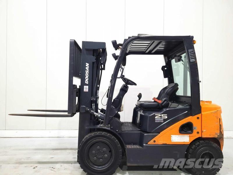Doosan D25S-7 Diesel Trucker