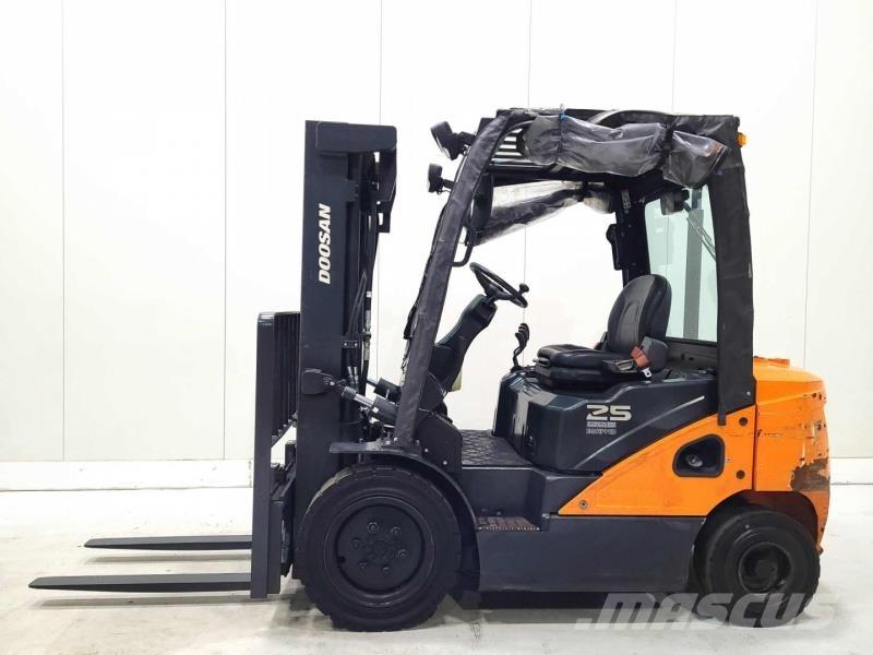 Doosan D25S-7 Diesel Trucker