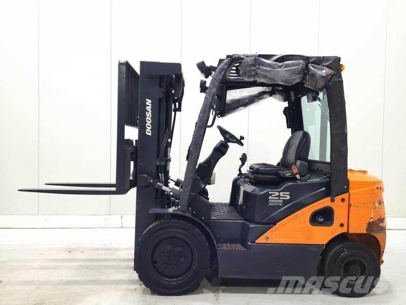 Doosan D25S-7 Diesel Trucker