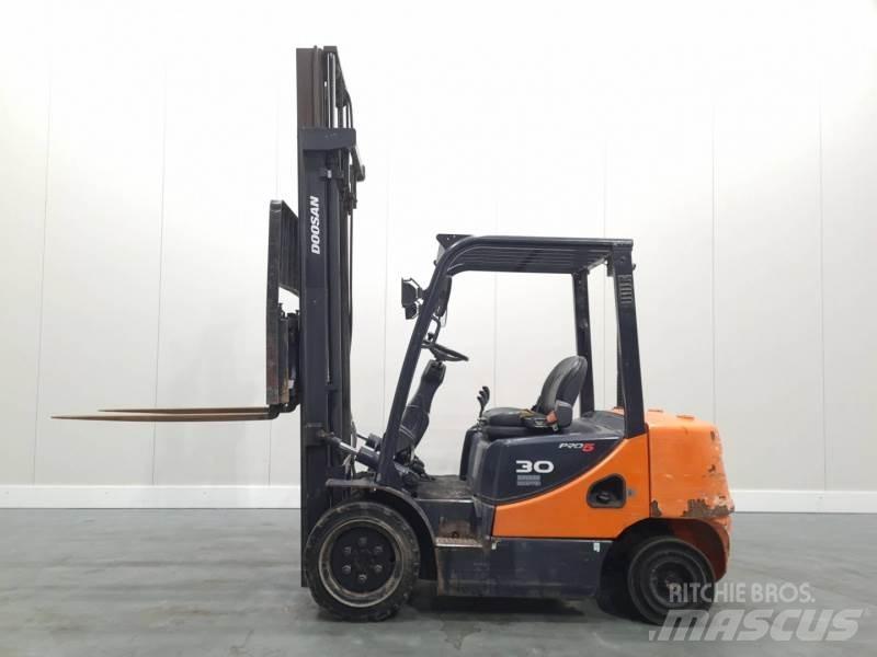 Doosan D30S-5 Diesel Trucker