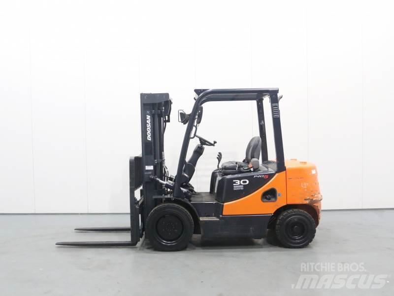Doosan D30S-5 Diesel Trucker