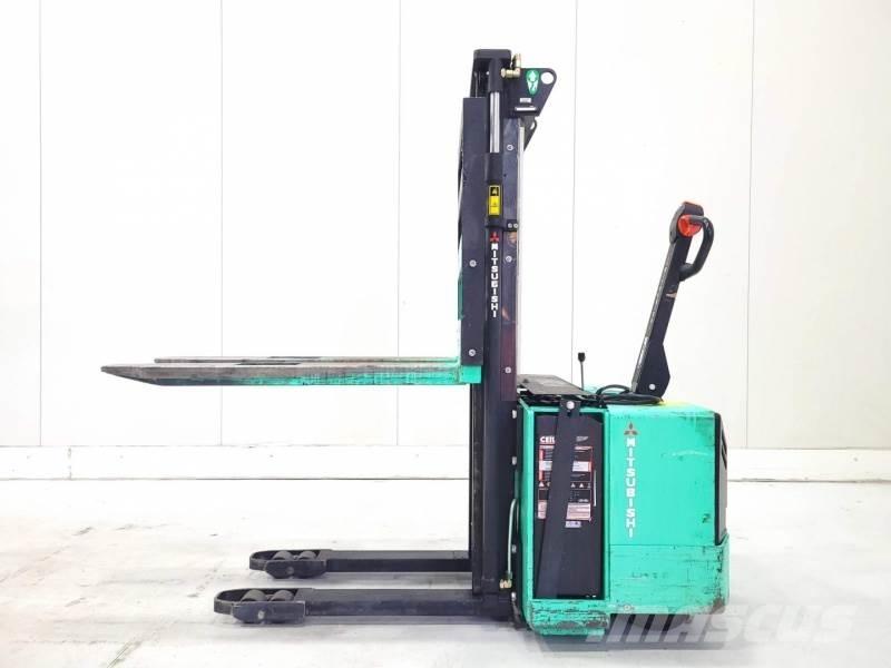 Mitsubishi SB12P Ledetrucker