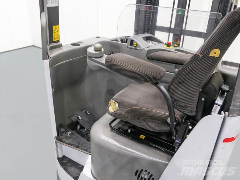 Nissan UNS161 Skyvemasttruck