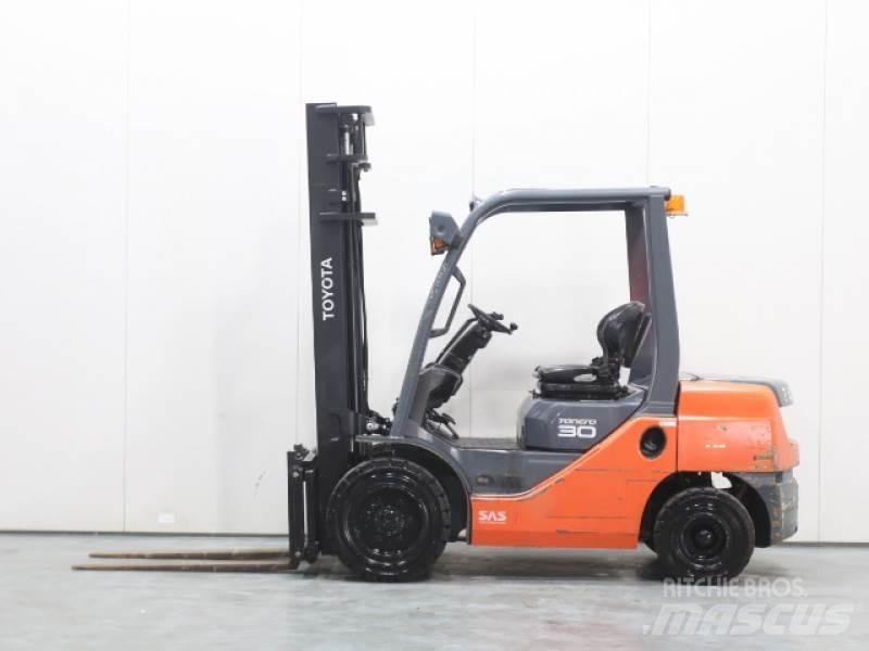 Toyota 02-8FDF30 Diesel Trucker
