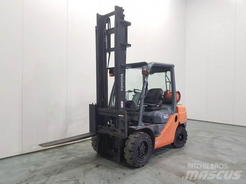 Toyota 8FGF30 Propan trucker