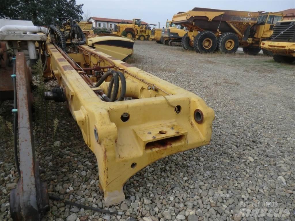 CAT 323D Chassis og understell