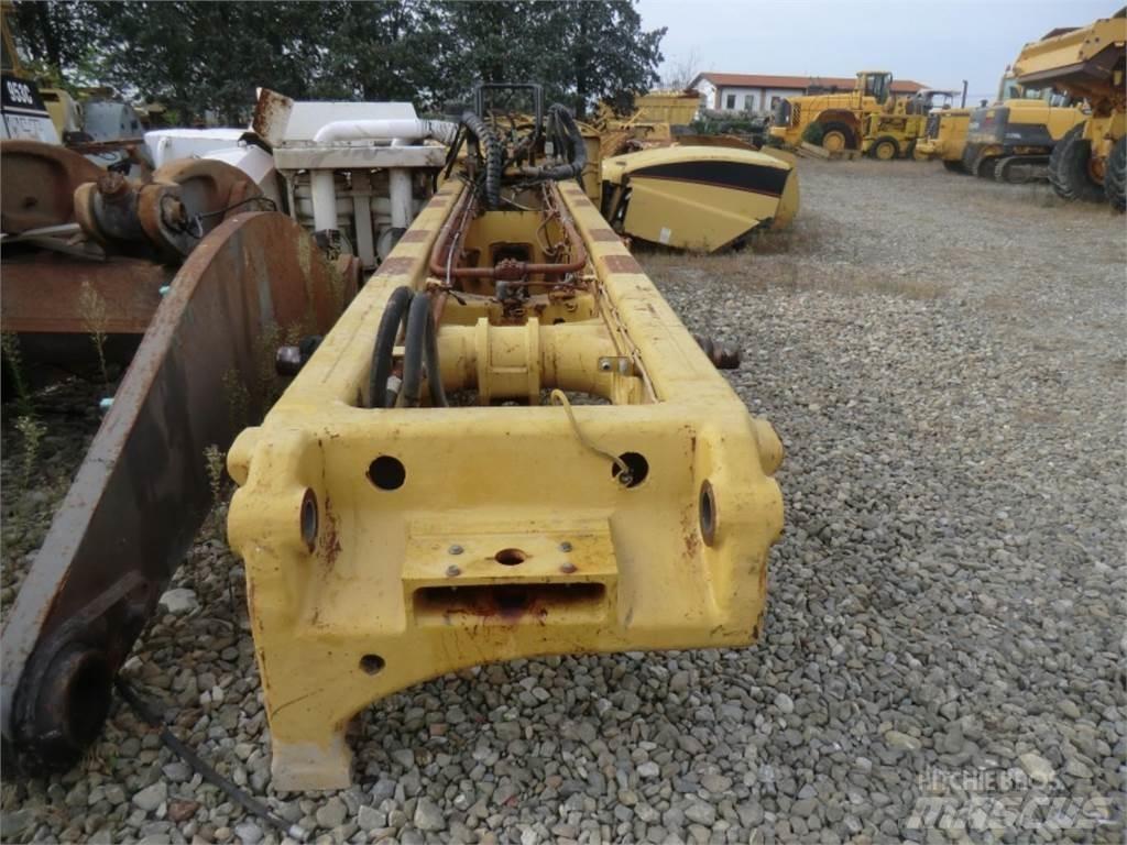 CAT 323D Chassis og understell