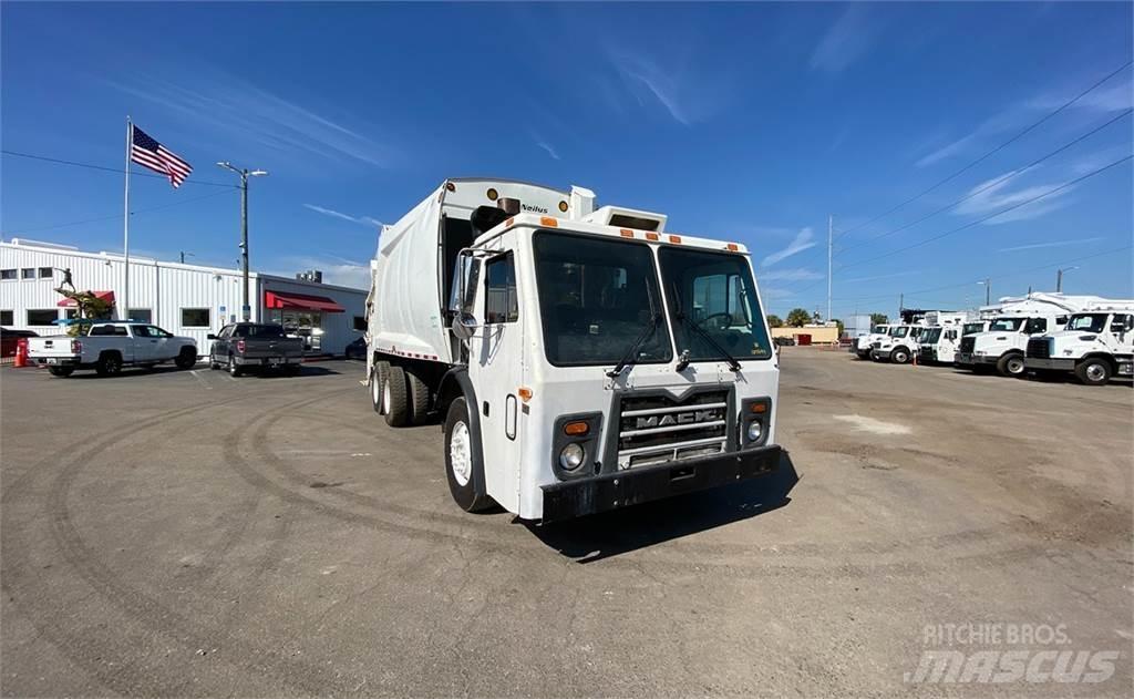 Mack LEU613 Renovasjonsbil