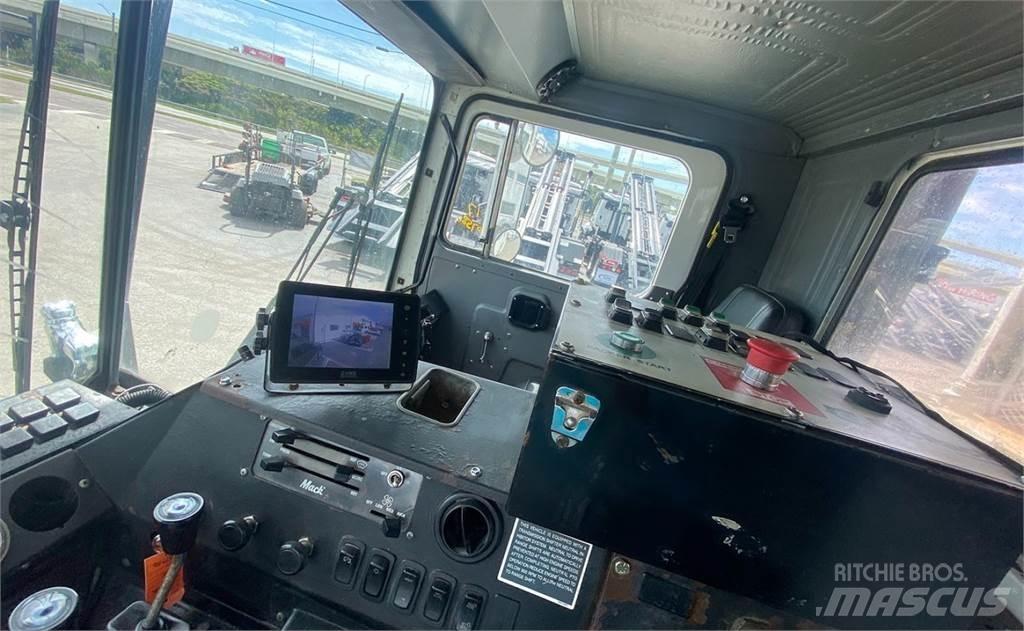Mack MR688S Renovasjonsbil