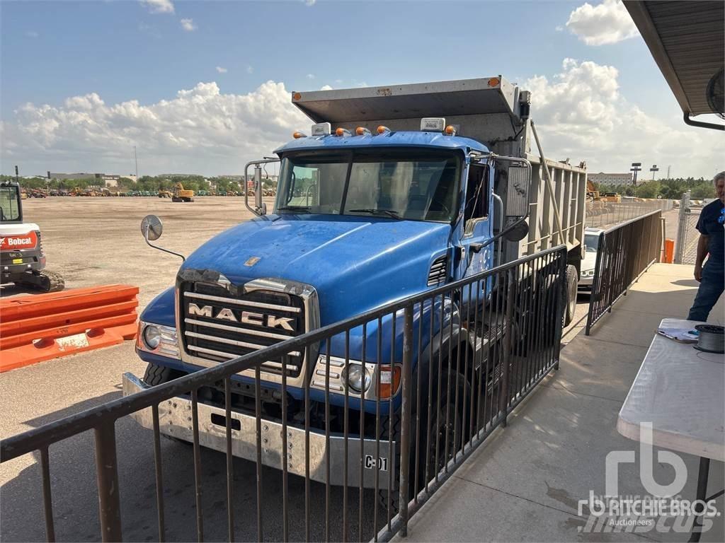 Mack CV713 Tippbil