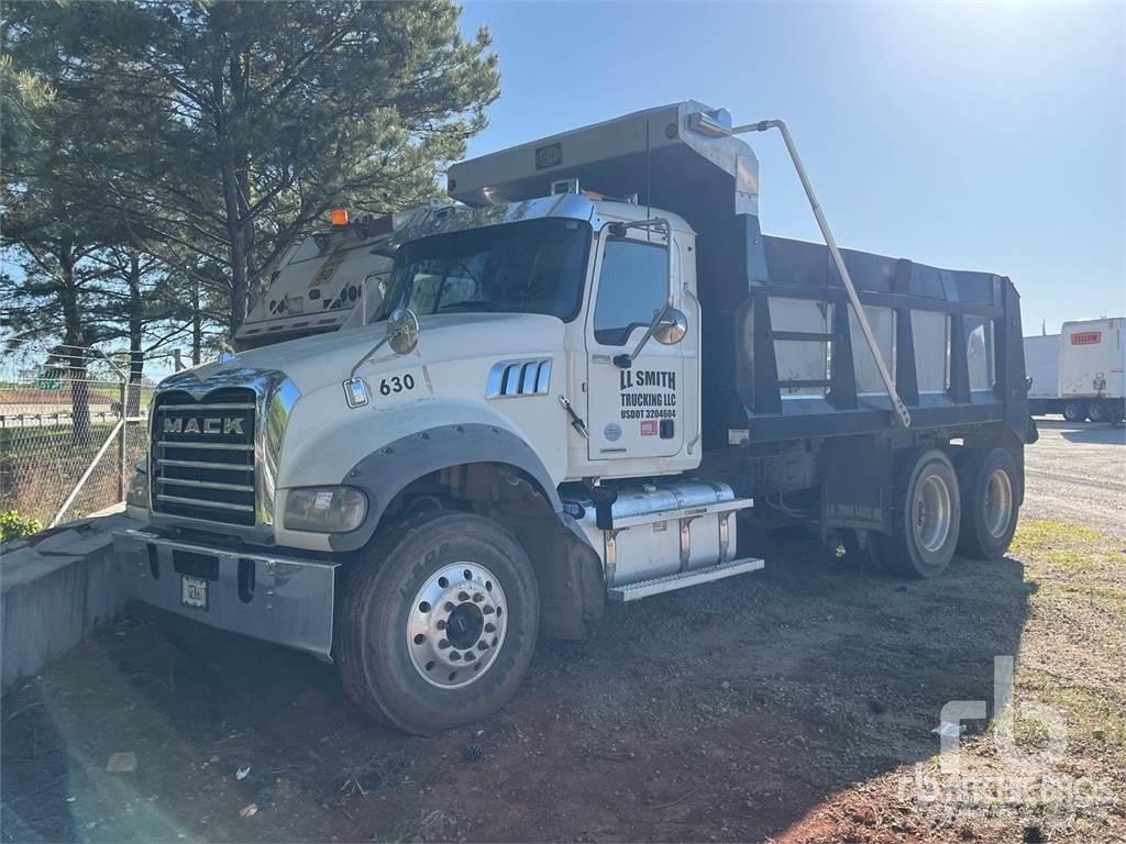 Mack GR64F Tippbil