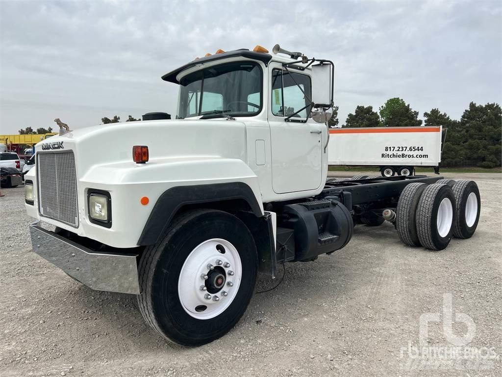 Mack RD690S Chassis
