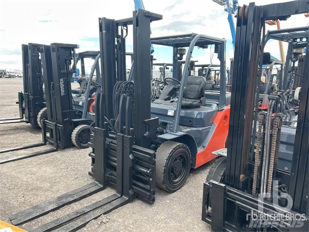 Toyota 8FD40U Diesel Trucker