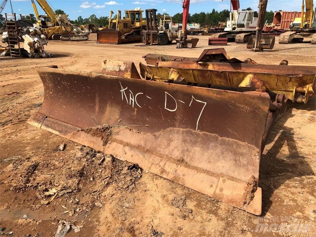 CAT D7 Kniver