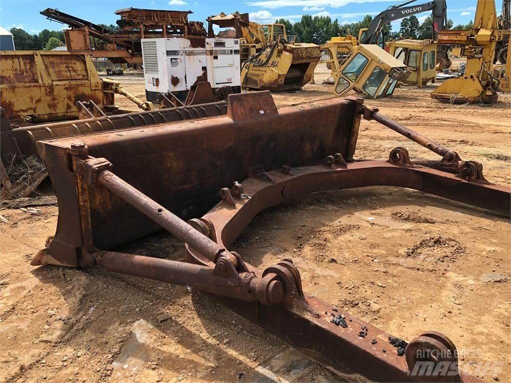 CAT D7 Kniver
