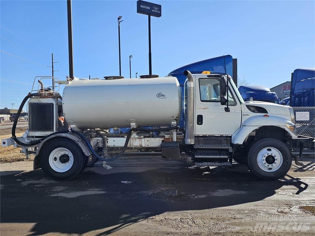 International 7300 Chassis