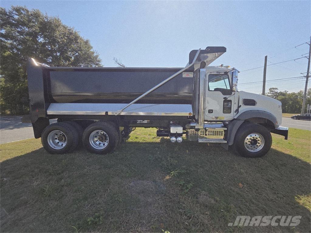 Mack GR64B Tippbil
