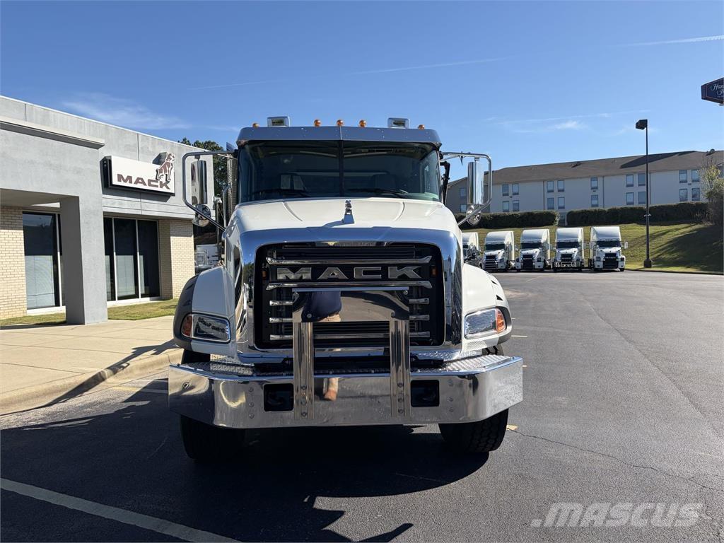 Mack GR64B Andre lastebiler