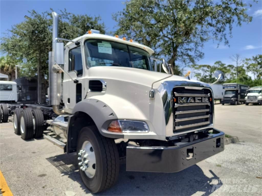 Mack GR64BX Betongbiler