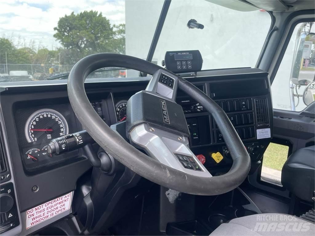 Mack GR64F Tippbil