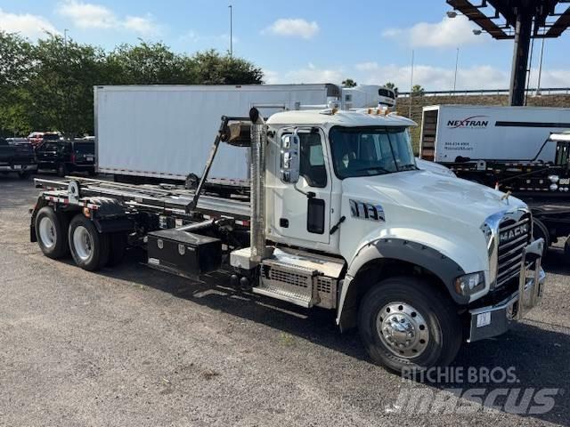 Mack GR64F Andre lastebiler