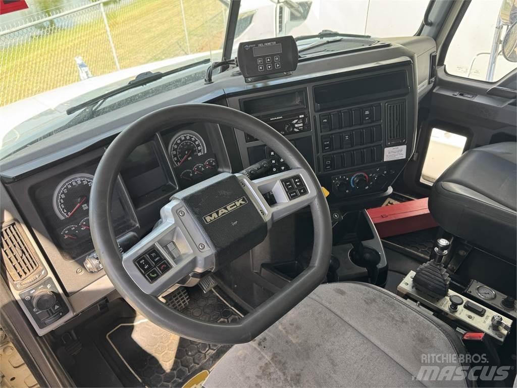 Mack GR64F Tippbil