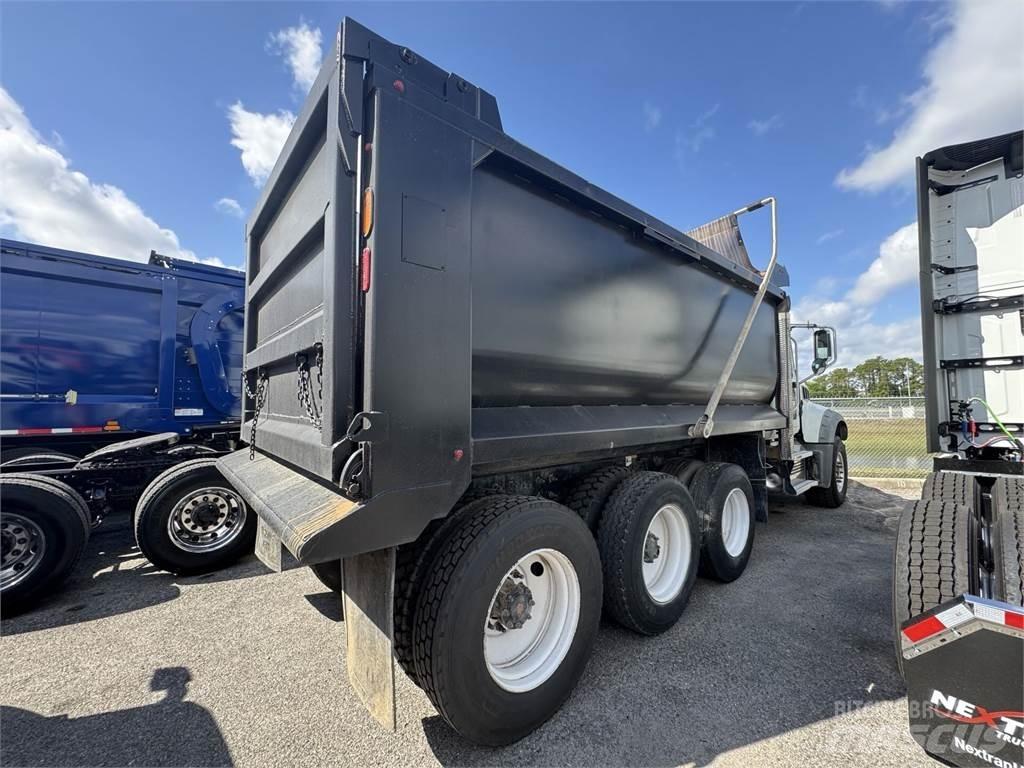 Mack GR64F Tippbil