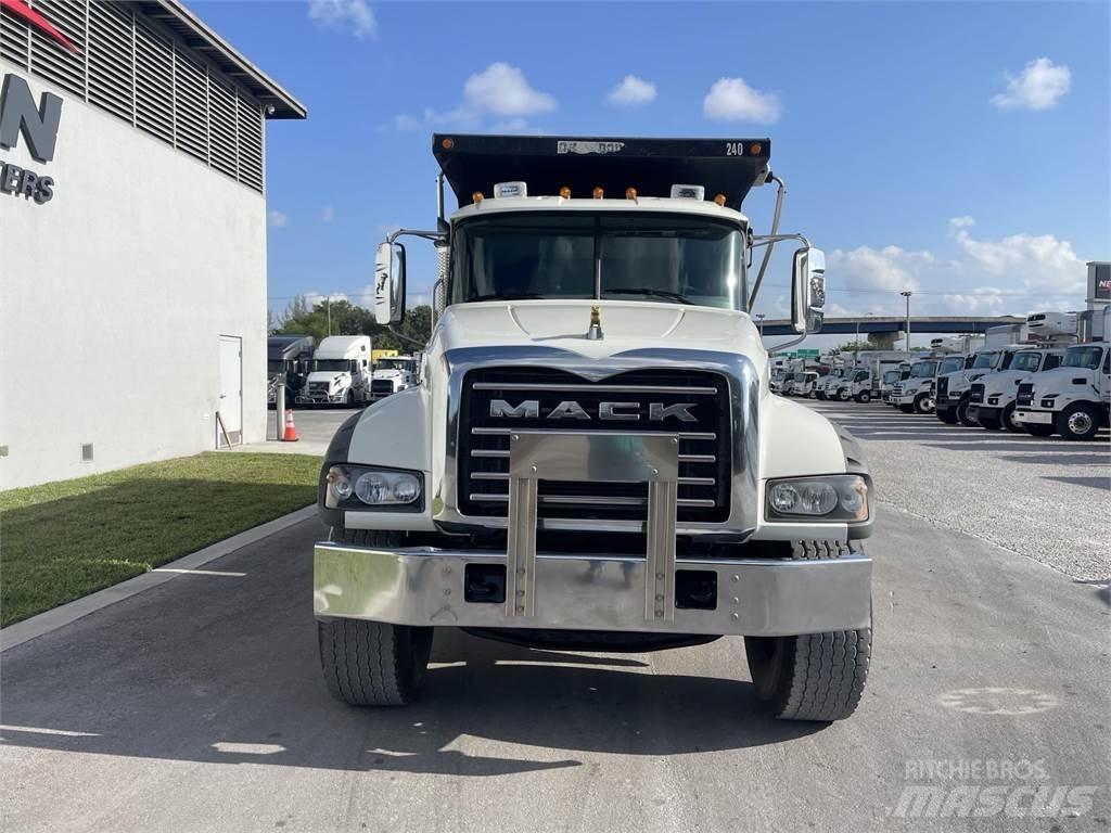 Mack GR64F Tippbil