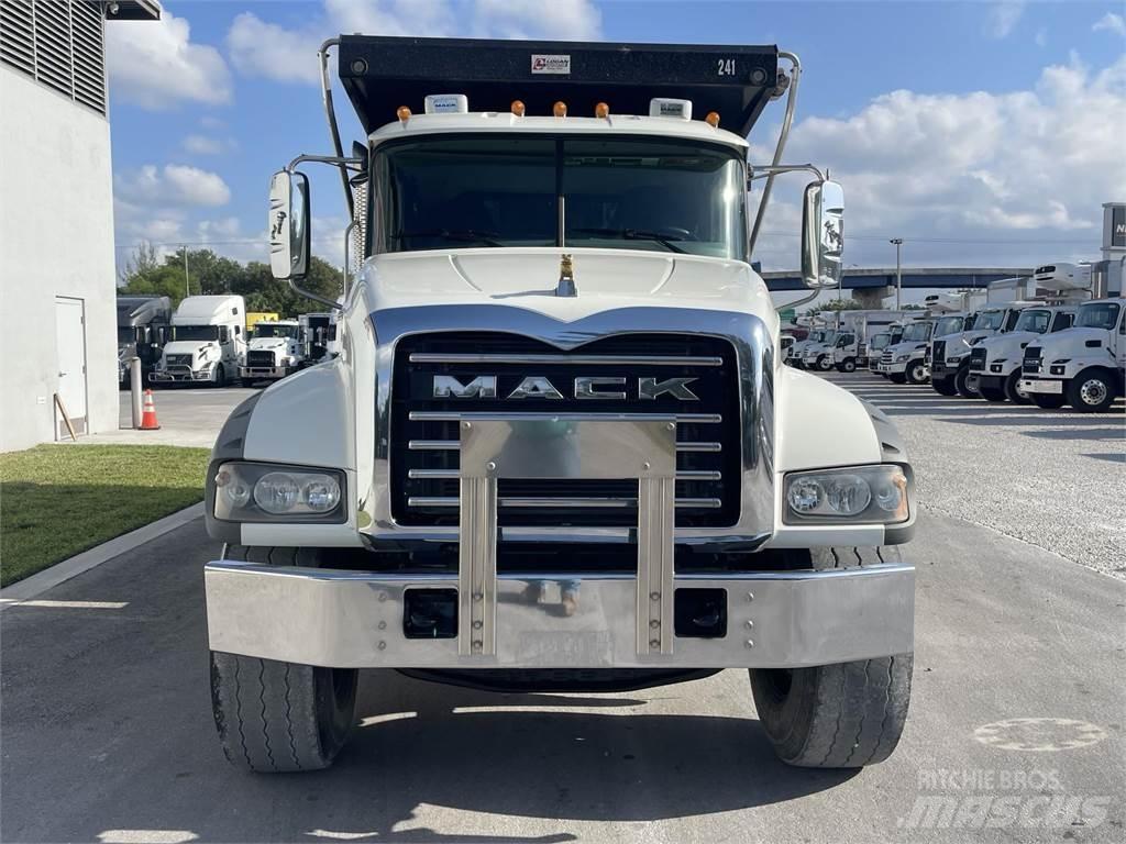 Mack GR64F Tippbil