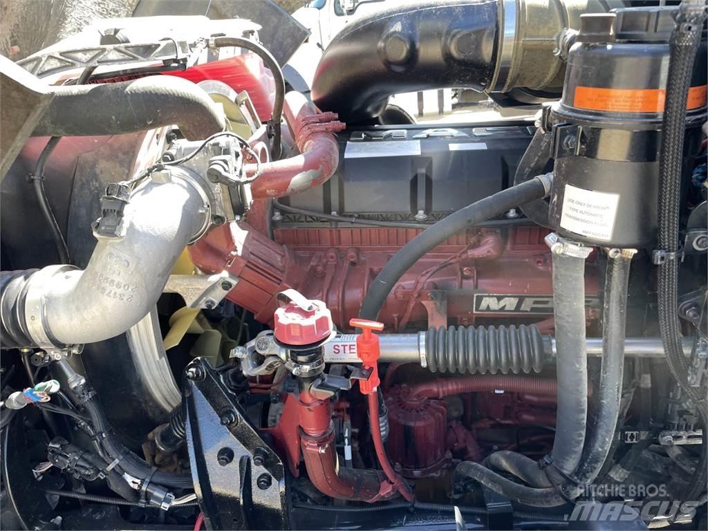Mack GR64F Krokbil