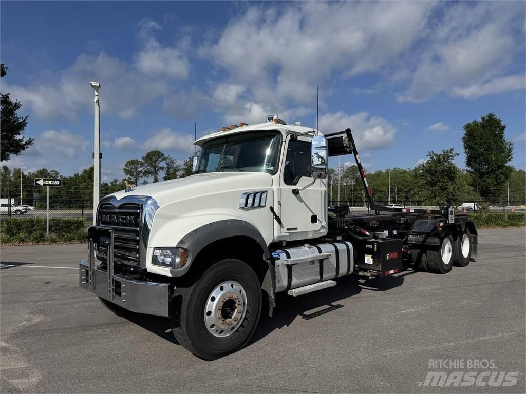 Mack GR64F Andre lastebiler