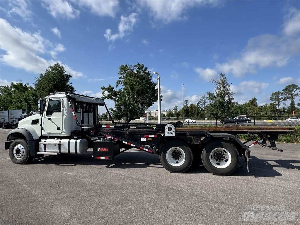 Mack GR64F Andre lastebiler