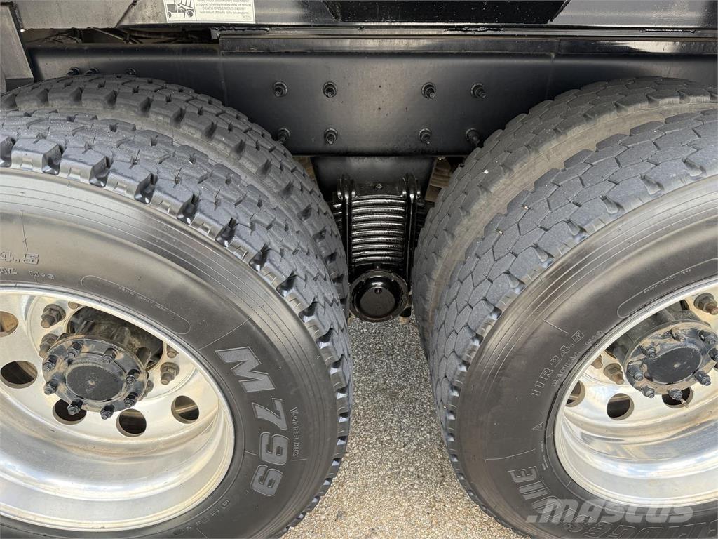 Mack GR64F Tippbil