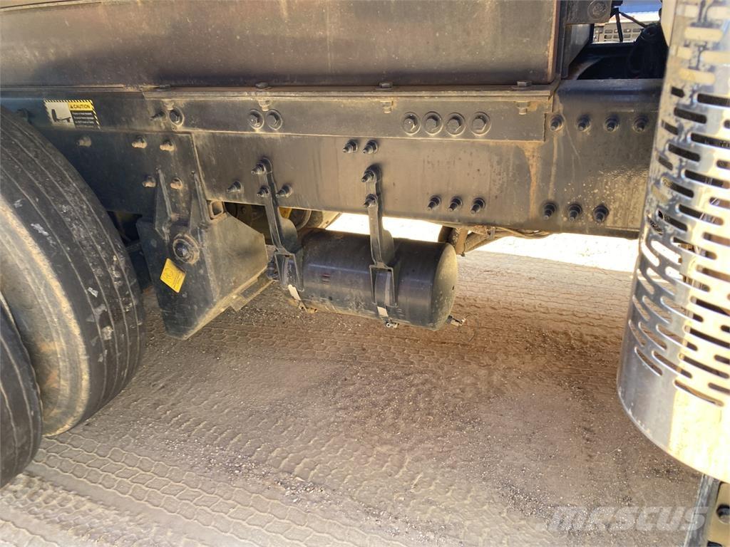 Mack GR64F Tippbil