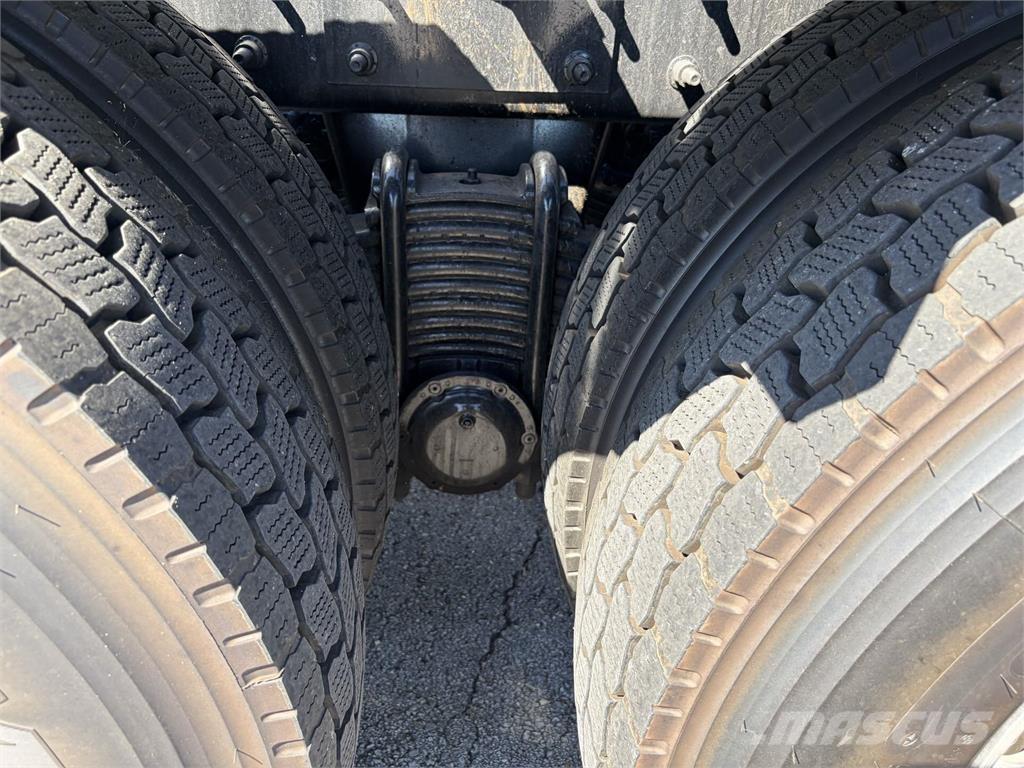 Mack GR64F Andre lastebiler