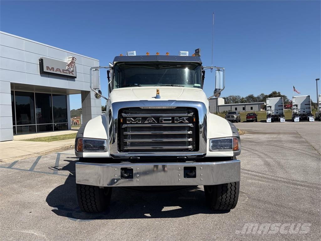Mack GR64F Andre lastebiler