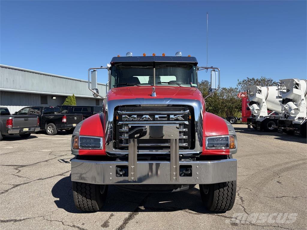 Mack GR64FR Betongbiler