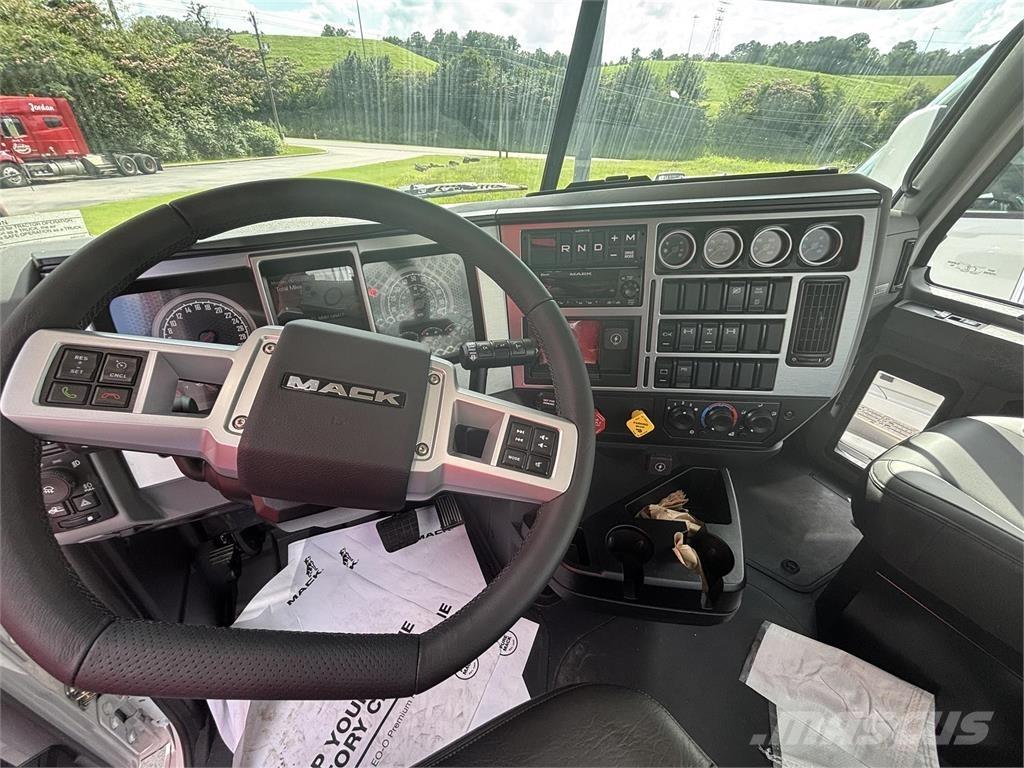 Mack GR64FT Trekkvogner