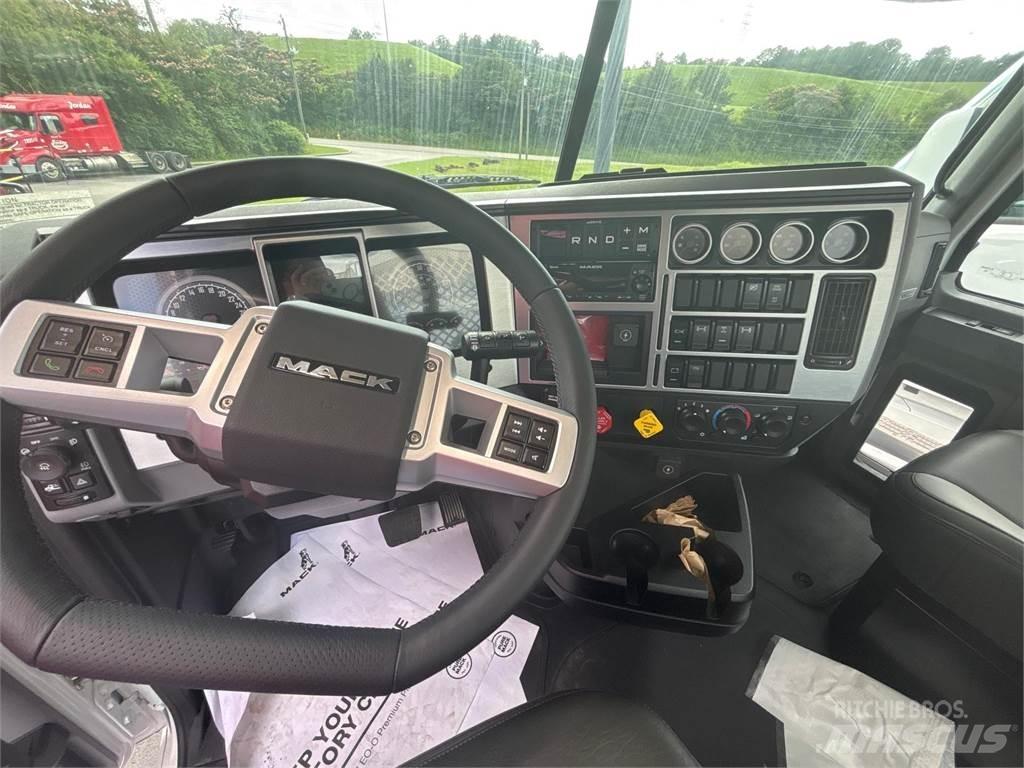 Mack GR64FT Trekkvogner