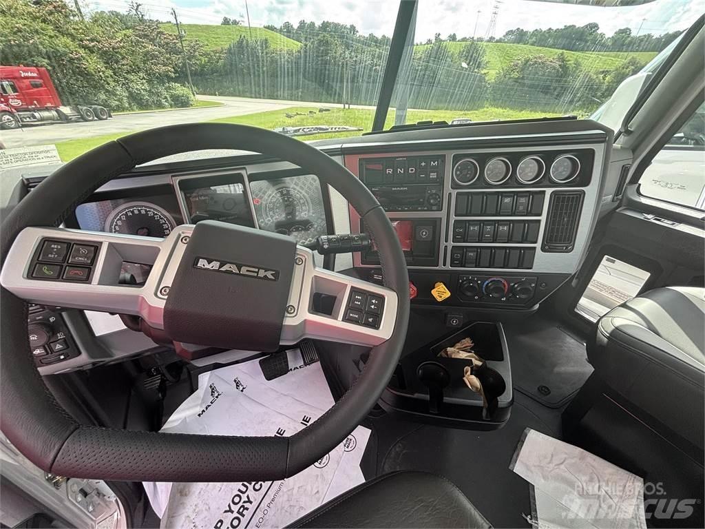Mack GR64FT Trekkvogner
