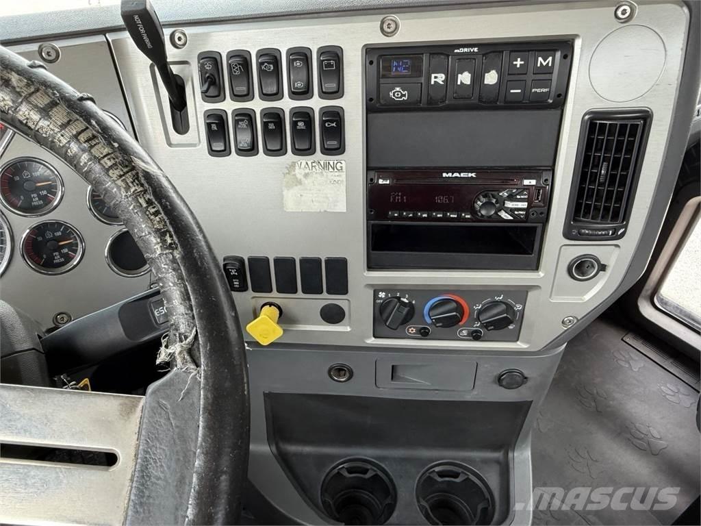 Mack GU813 Andre lastebiler