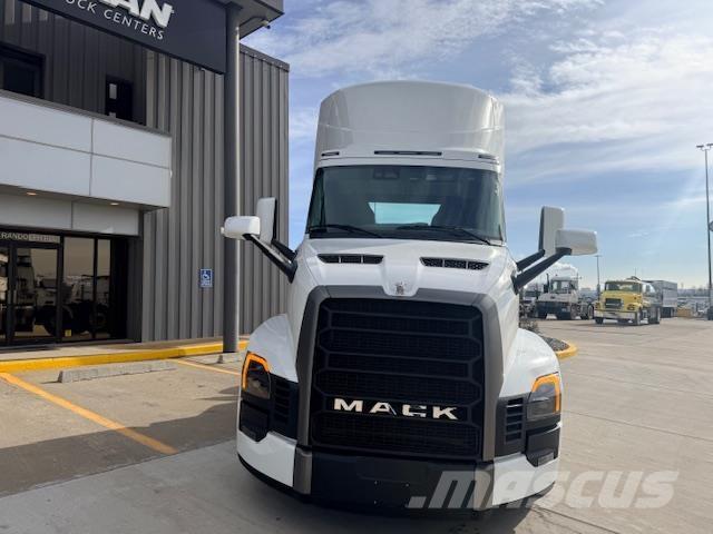 Mack PR64T DAYCAB Trekkvogner
